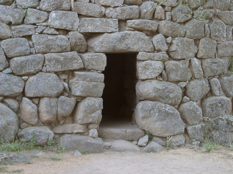 Eingng Naturstein Nuraghe Sardinien steinkultur